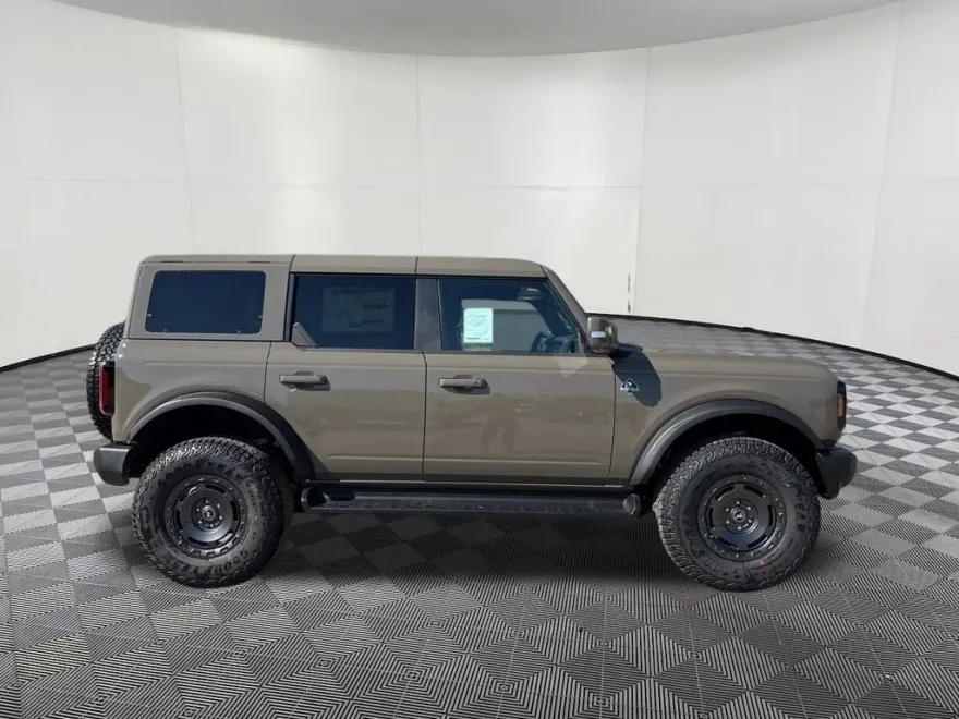 2025 Ford Bronco Outer Banks photo 1