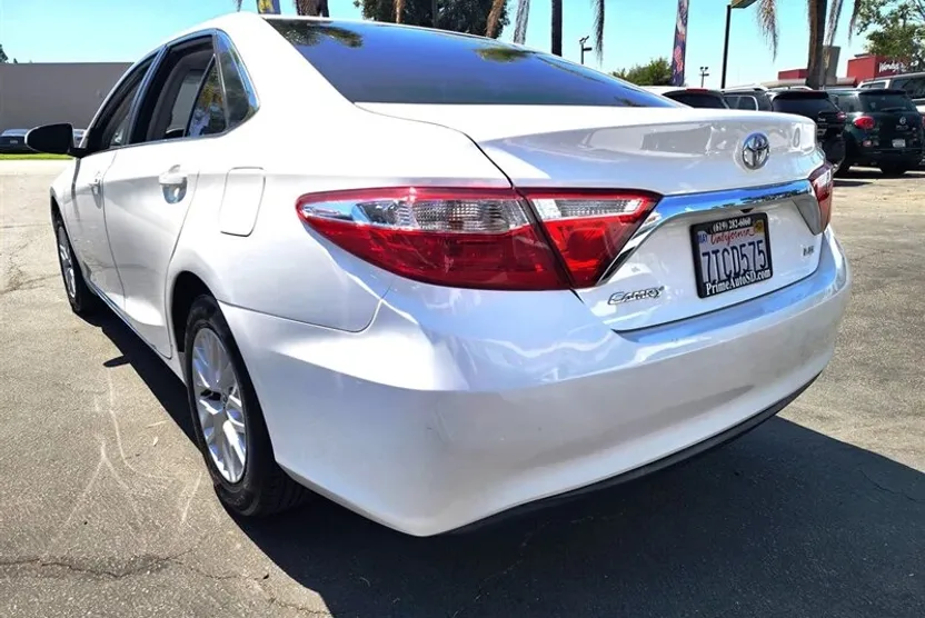 2016 Toyota Camry LE photo 1
