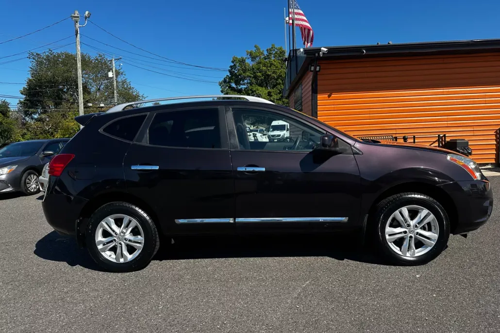 2013 Nissan Rogue SV photo 1
