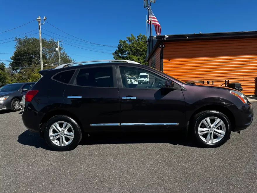 2013 Nissan Rogue SV photo 1