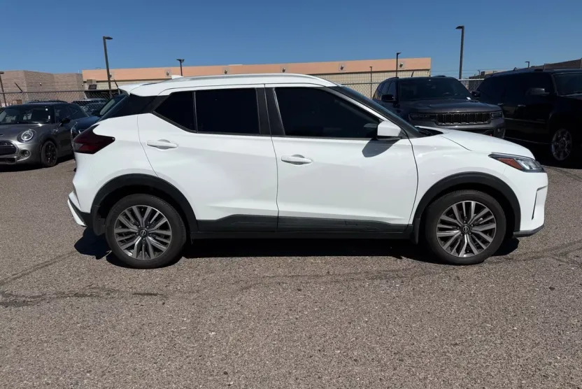 2022 Nissan Kicks SV photo 1