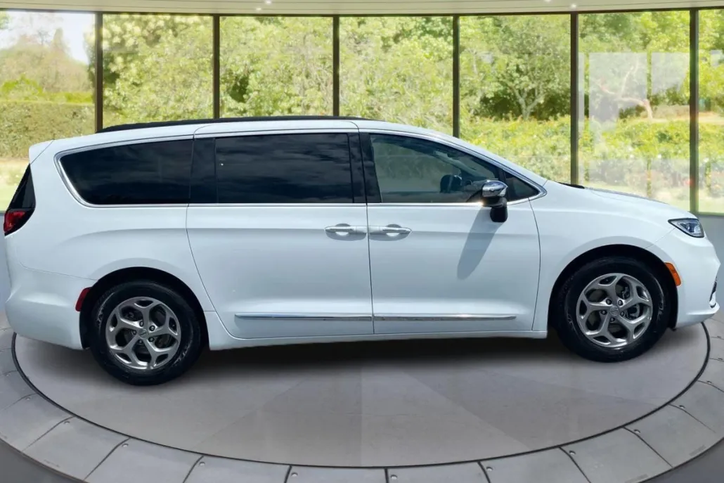 2023 Chrysler Pacifica Limited photo 1