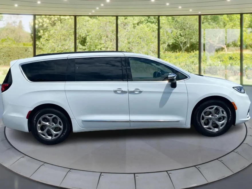 2023 Chrysler Pacifica Limited photo 1