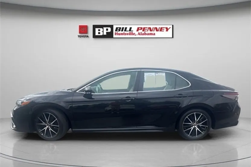 2022 Toyota Camry SE photo 1