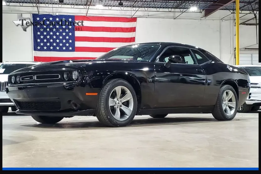 2015 Dodge Challenger SXT photo 1