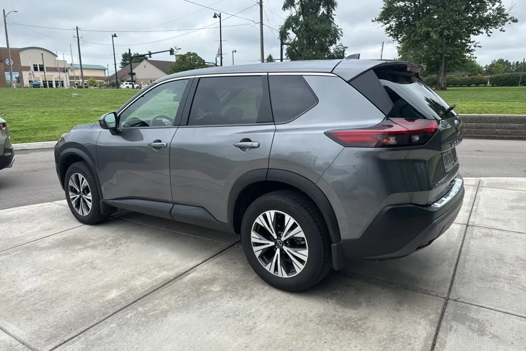 2023 Nissan Rogue SV photo 1