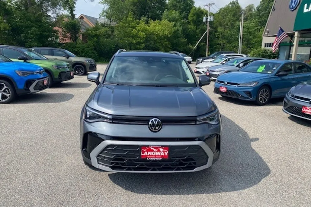 2025 Volkswagen Taos SE photo 1