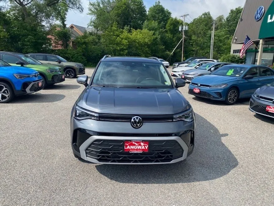 2025 Volkswagen Taos SE photo 1