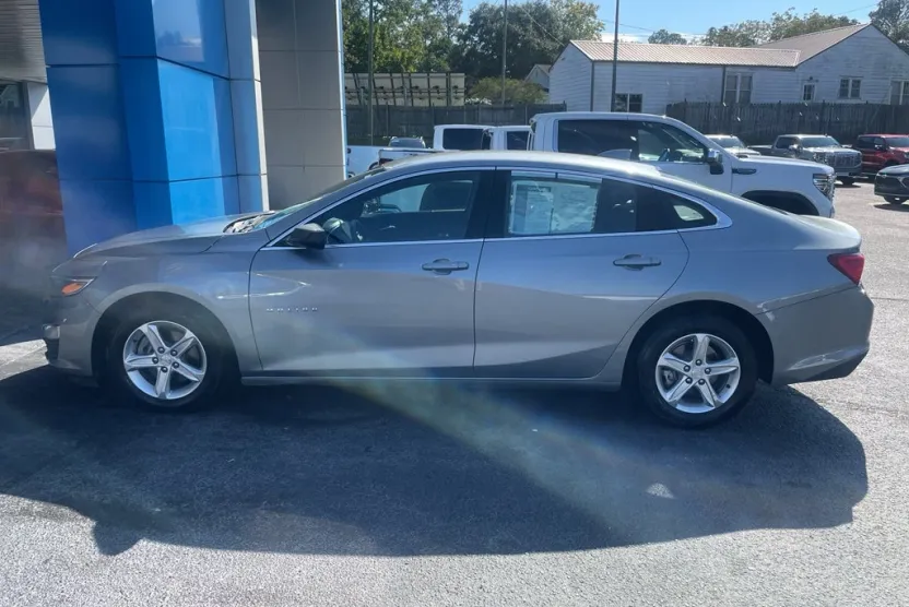2024 Chevrolet Malibu 1LT photo 1
