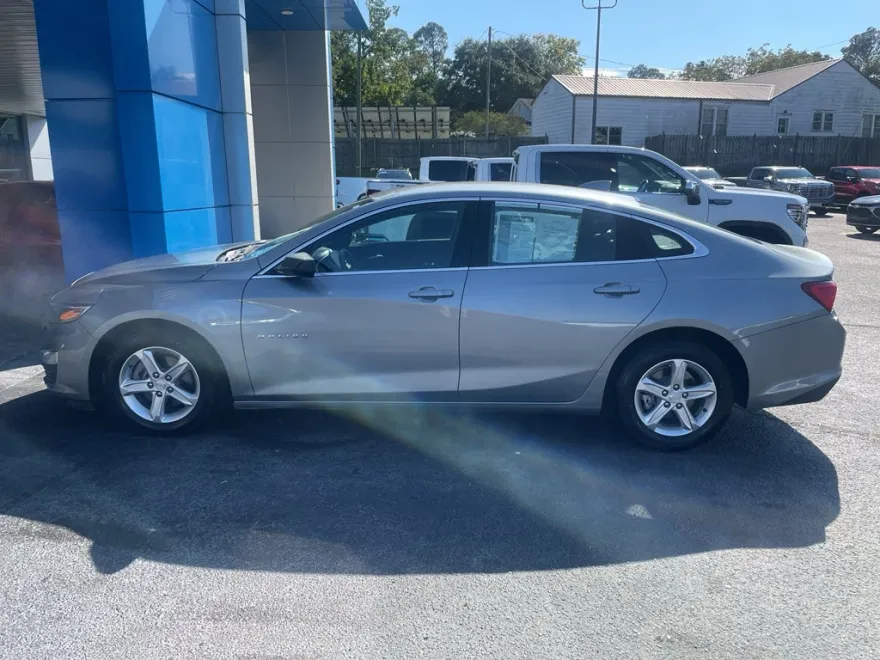 2024 Chevrolet Malibu 1LT photo 1
