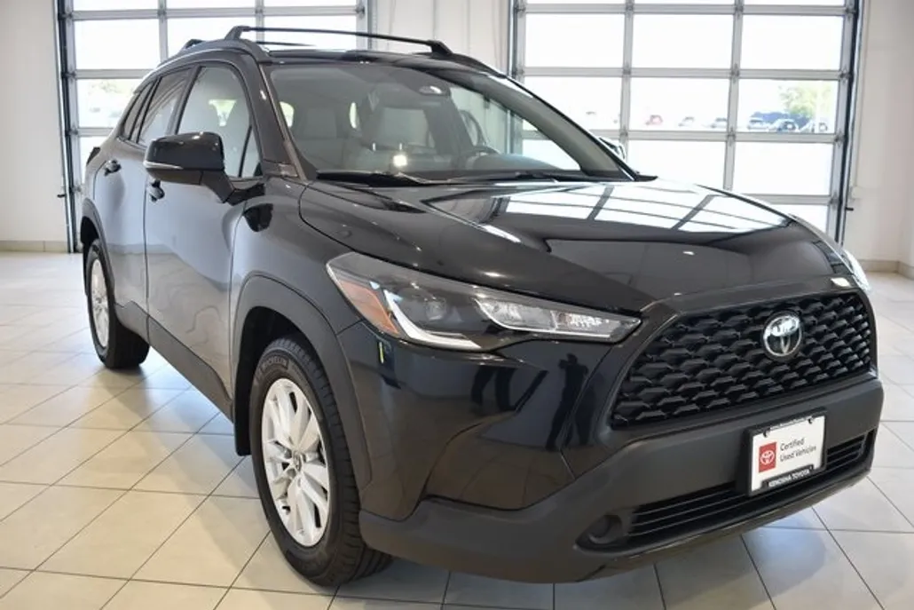 2023 Toyota Corolla Cross LE photo 1