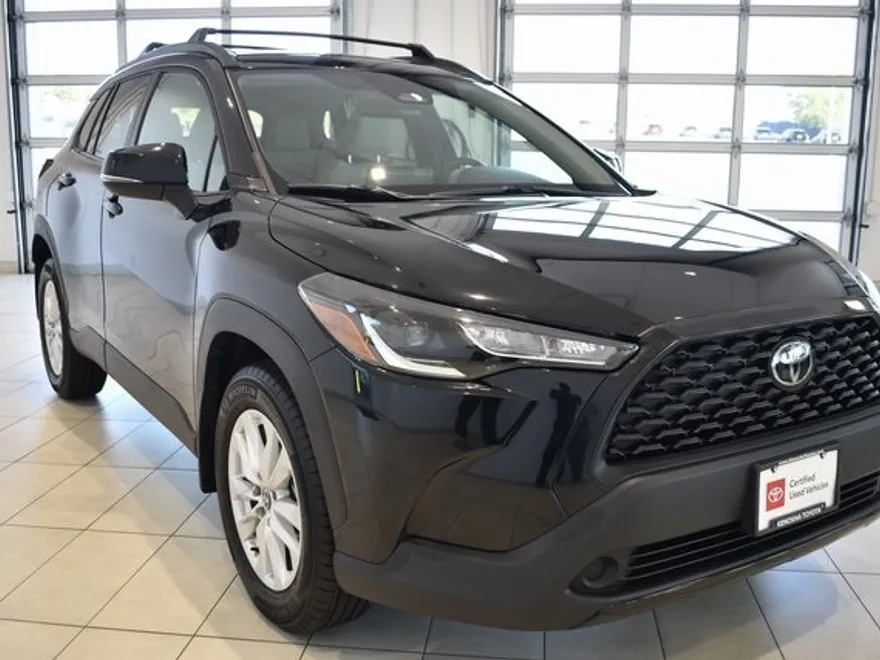 2023 Toyota Corolla Cross LE photo 1