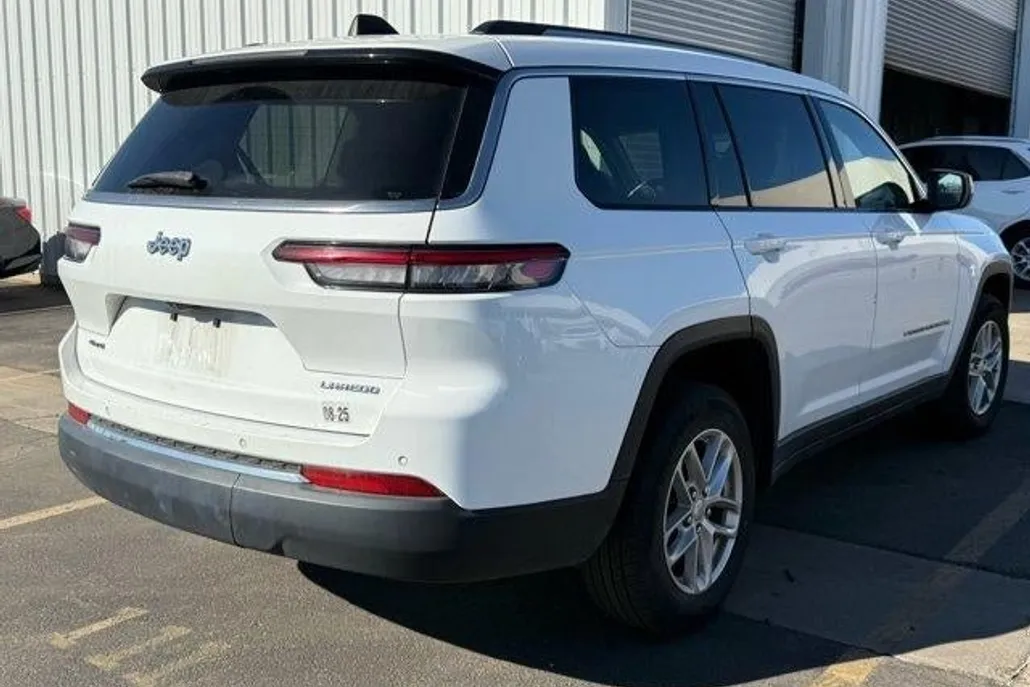 2023 Jeep Grand Cherokee Laredo photo 1