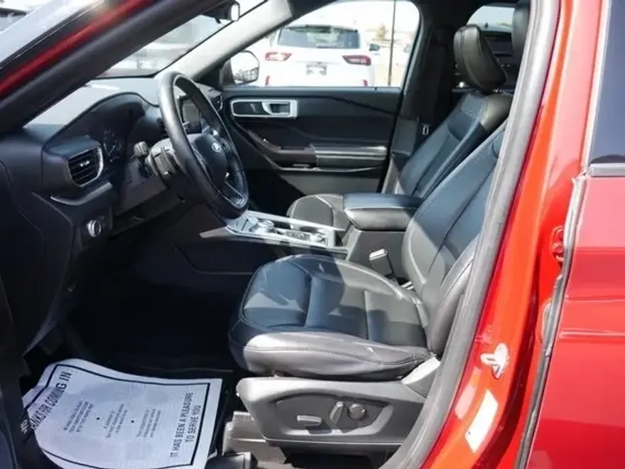 2020 Ford Explorer XLT photo 1