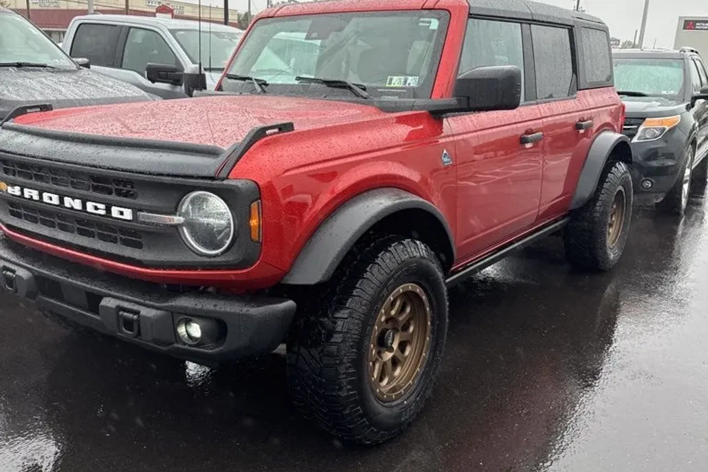 2023 Ford Bronco Black Diamond photo 1