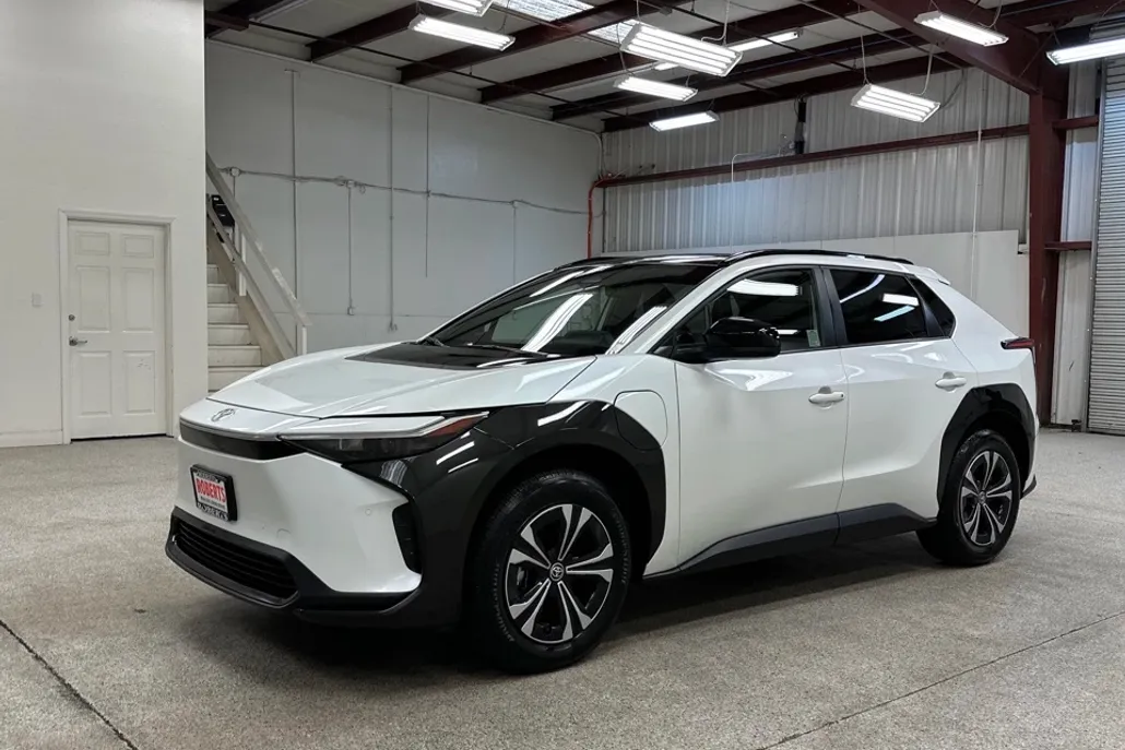 2023 Toyota bZ4X XLE photo 1