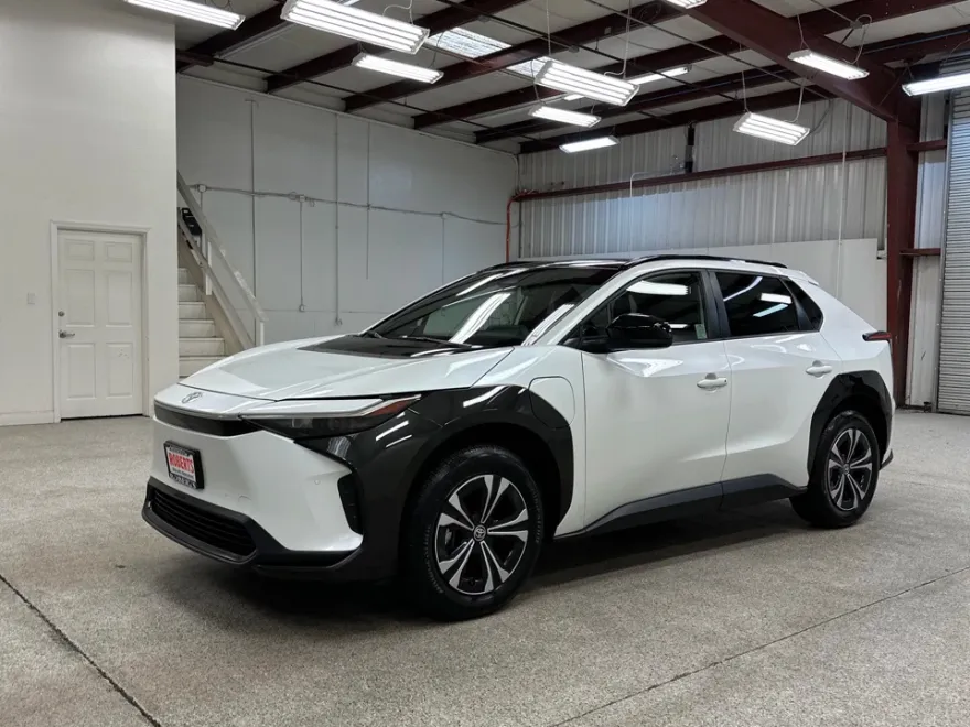 2023 Toyota bZ4X XLE photo 1