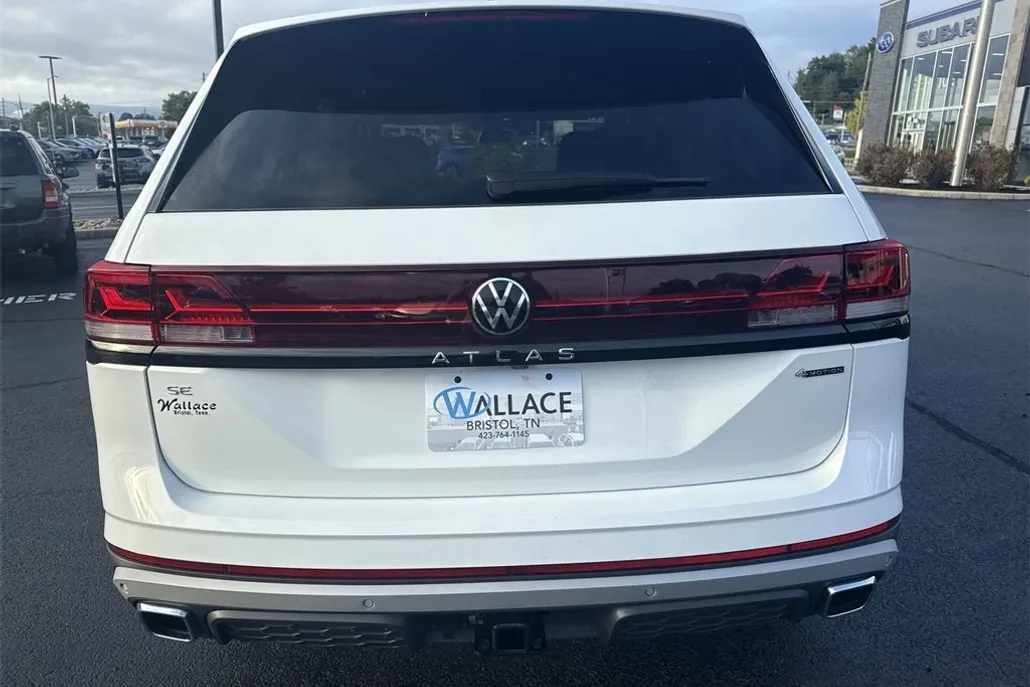 2025 Volkswagen Atlas SE Technology Peak Edition photo 1
