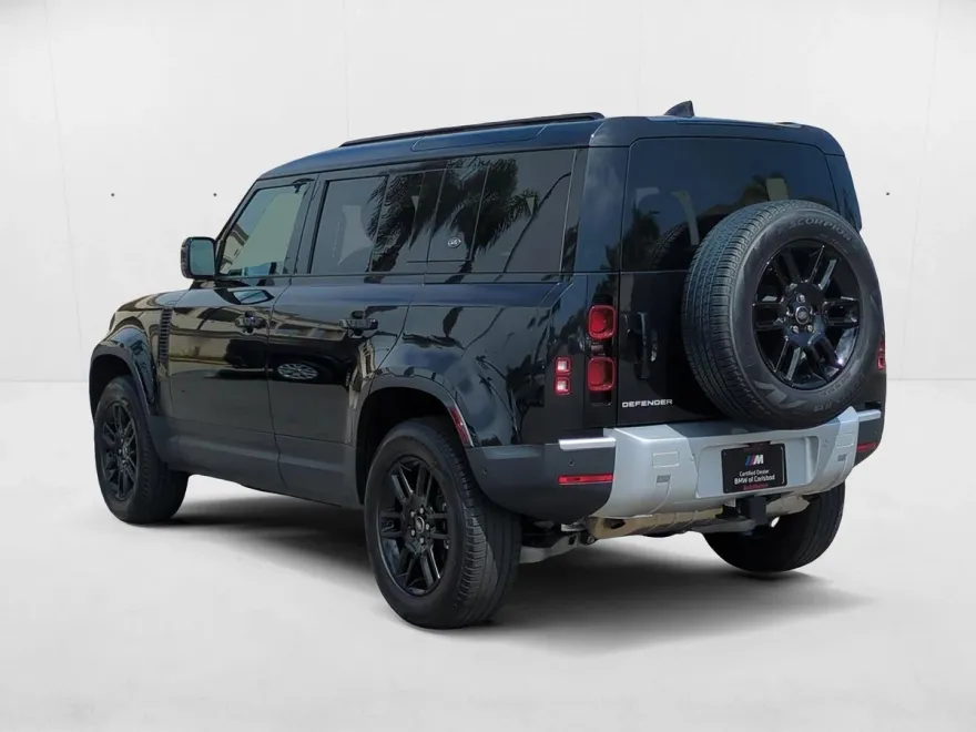 2024 Land Rover Defender 110 S photo 1