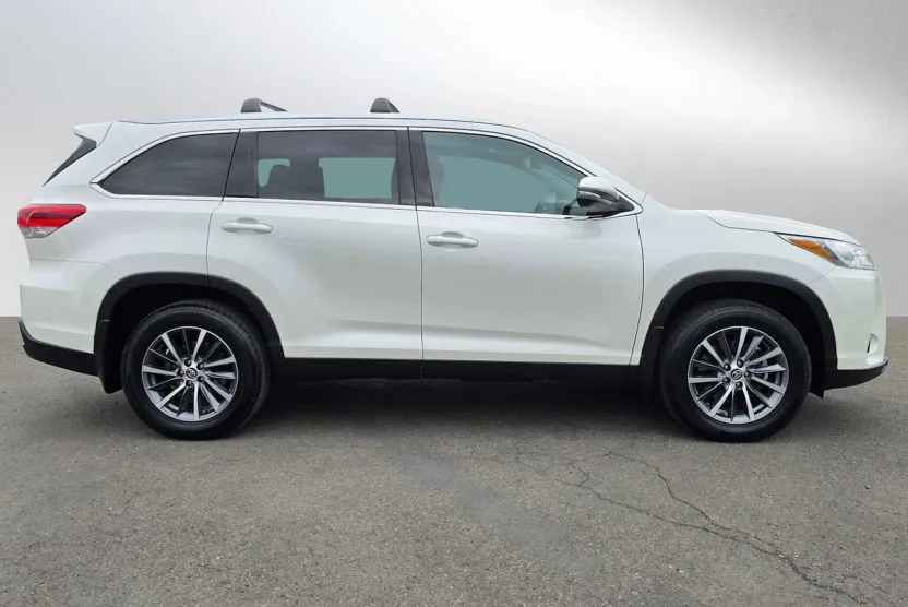 2019 Toyota Highlander XLE photo 1
