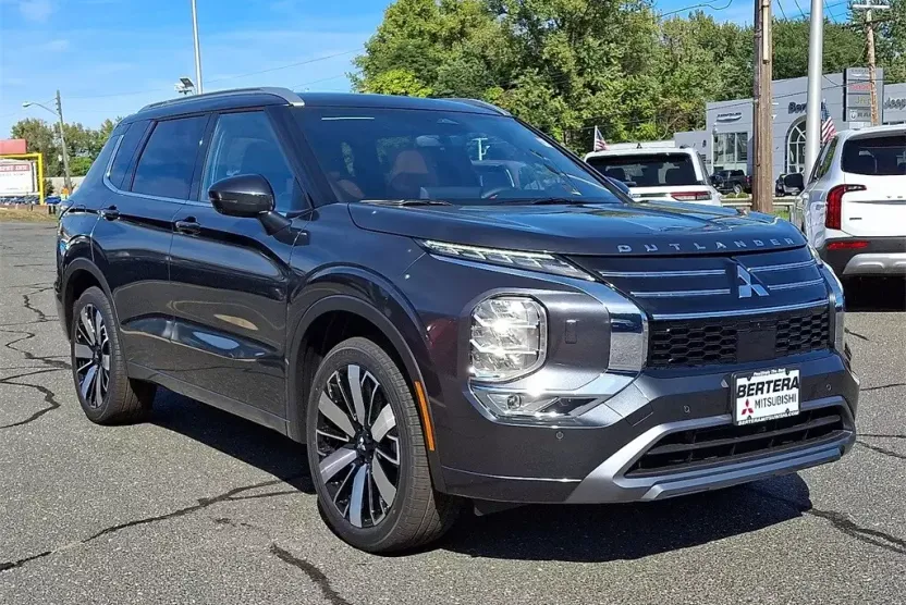 2025 Mitsubishi Outlander SEL photo 1