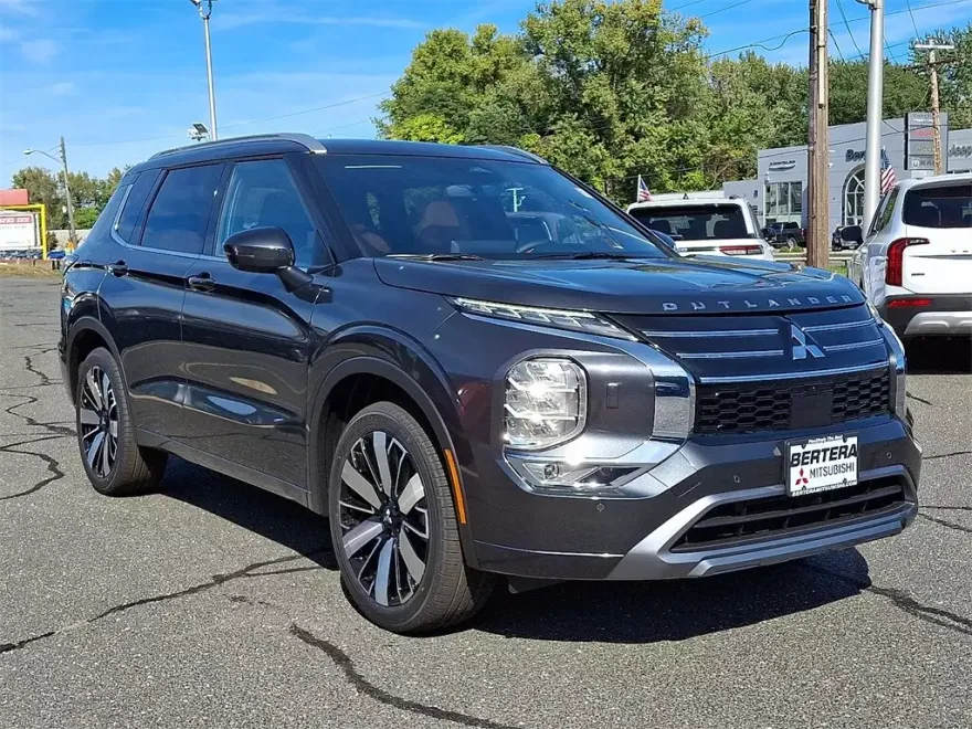 2025 Mitsubishi Outlander SEL photo 1