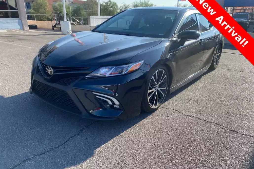 2018 Toyota Camry SE photo 1