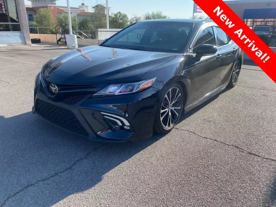 2018 Toyota Camry SE photo 1