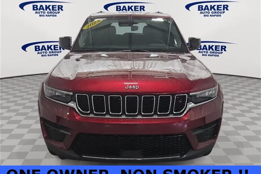 2023 Jeep Grand Cherokee Laredo photo 1