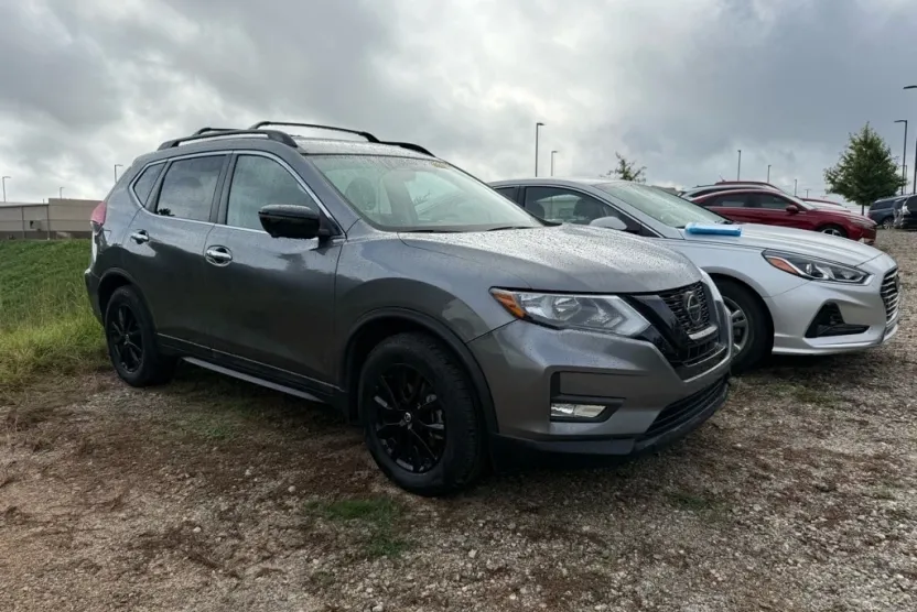 2018 Nissan Rogue SV photo 1