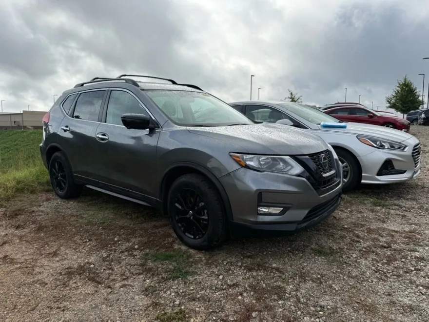 2018 Nissan Rogue SV photo 1