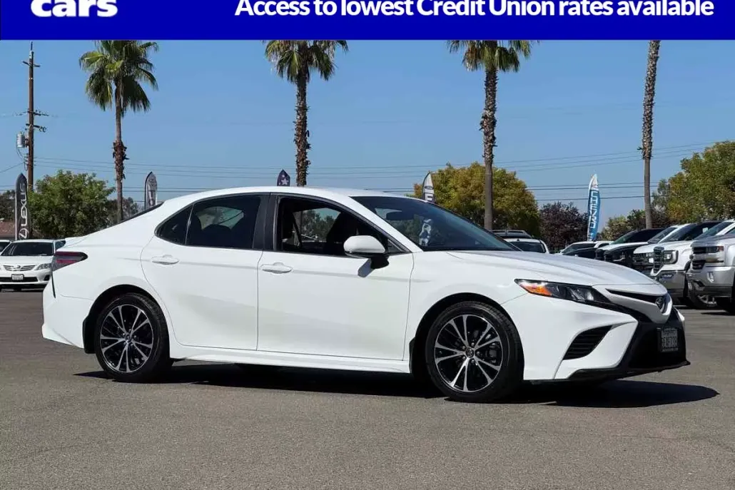 2018 Toyota Camry SE photo 1