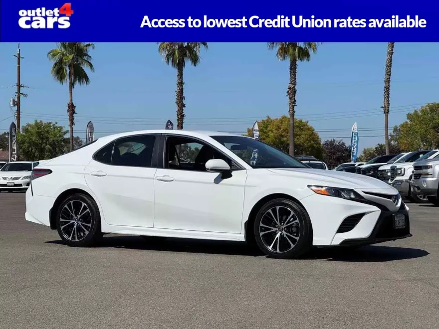 2018 Toyota Camry SE photo 1