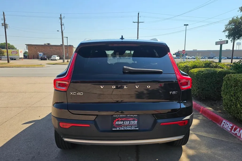 2019 Volvo XC40 T5 Momentum photo 1
