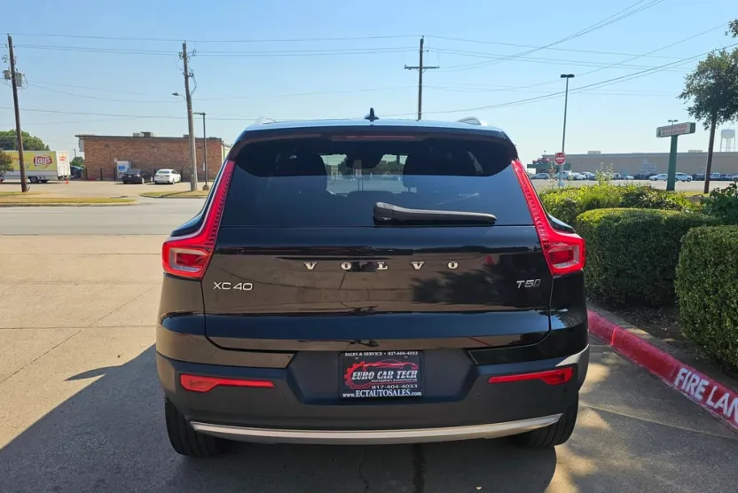 2019 Volvo XC40 T5 Momentum photo 1