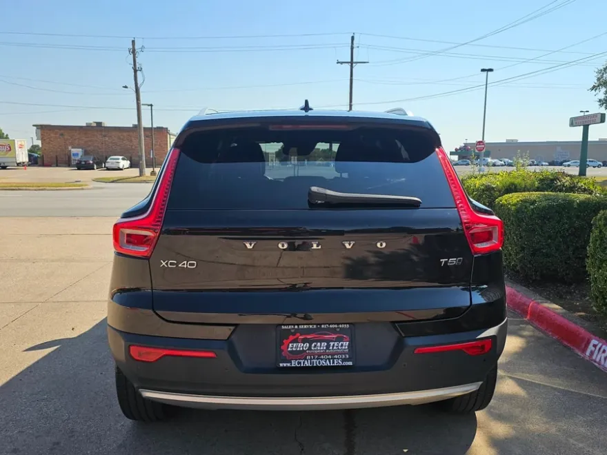 2019 Volvo XC40 T5 Momentum photo 1