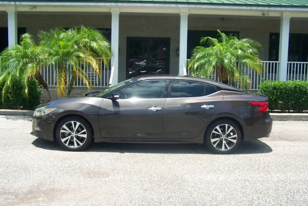 2017 Nissan Maxima SV photo 1