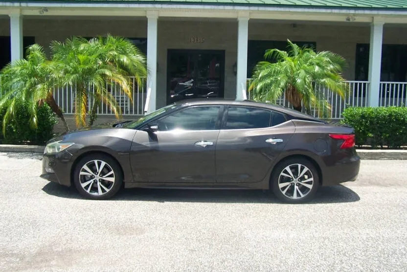 2017 Nissan Maxima SV photo 1