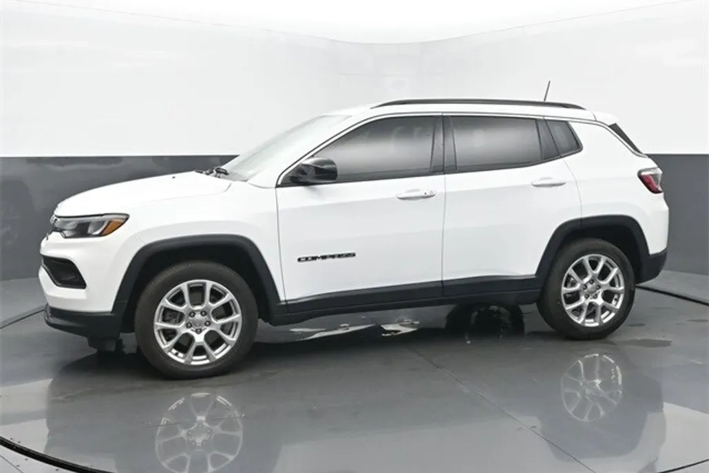2023 Jeep Compass Latitude Lux photo 1