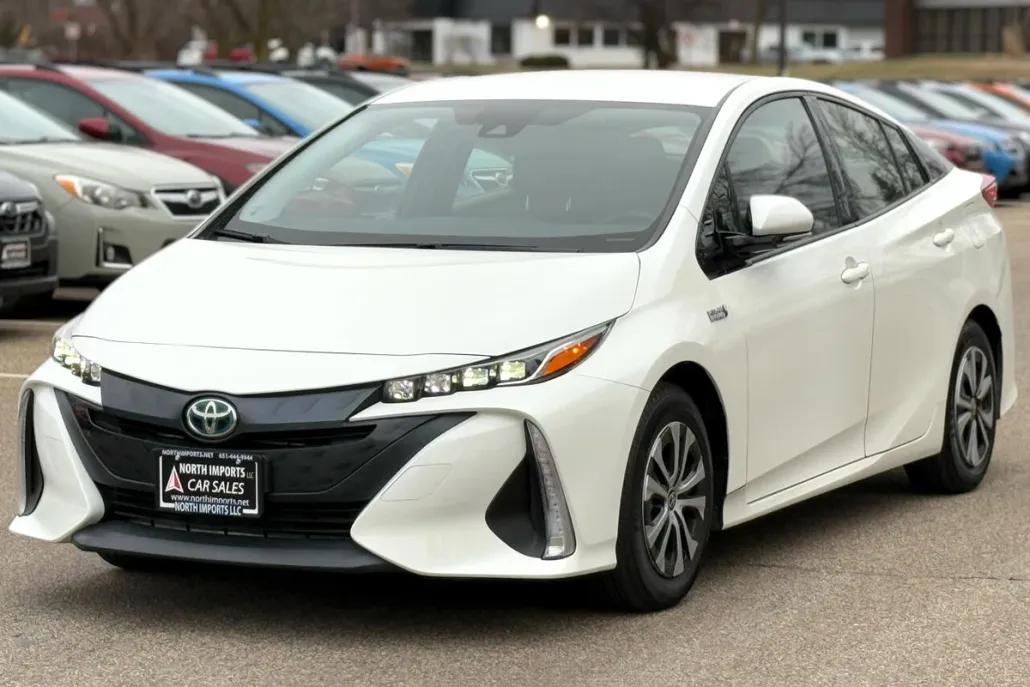 2017 Toyota Prius Prime Premium photo 1