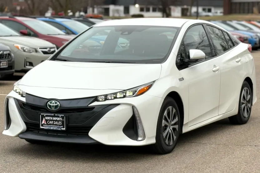 2017 Toyota Prius Prime Premium photo 1