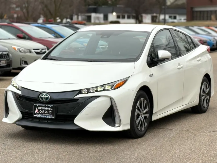 2017 Toyota Prius Prime Premium photo 1