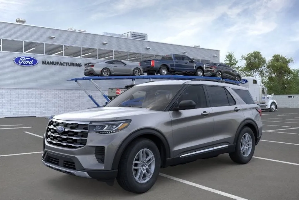 2025 Ford Explorer photo 1