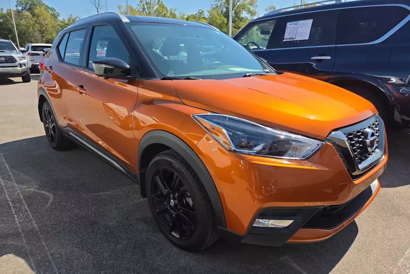 2019 Nissan Kicks SR photo 1