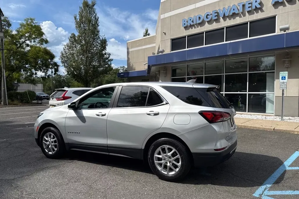 2022 Chevrolet Equinox LT photo 1