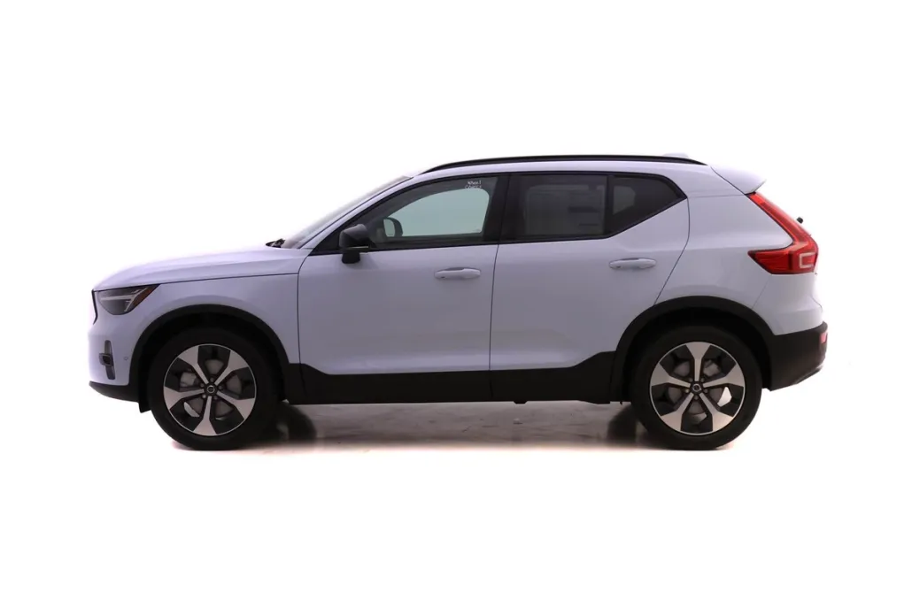 2026 Volvo XC40 Plus photo 1