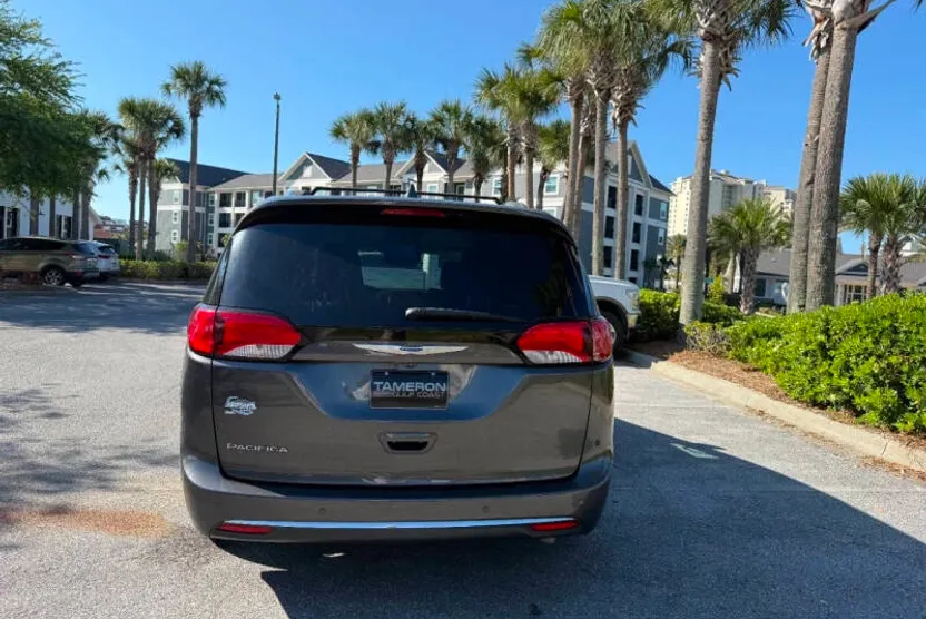 2018 Chrysler Pacifica Touring L photo 1