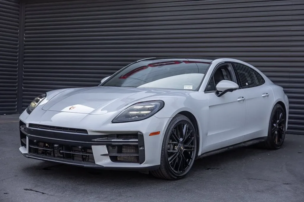 2025 Porsche Panamera GTS photo 1