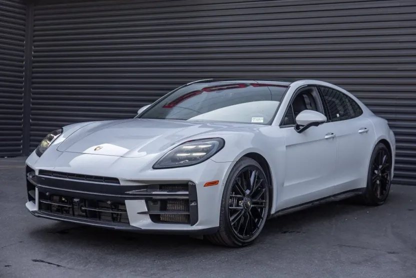 2025 Porsche Panamera GTS photo 1