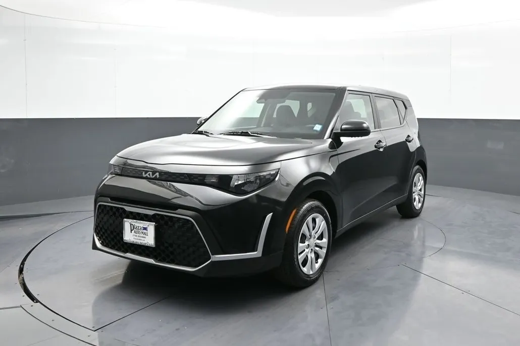 2023 Kia Soul LX photo 1